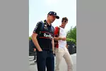 Foto zur News: Max Verstappen (Red Bull) und Oliver Bearman (Haas)
