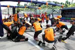 Foto zur News: McLaren-Mechaniker beim Boxenstopp-Training