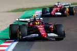 Foto zur News: Lewis Hamilton (Ferrari) und Charles Leclerc (Ferrari)