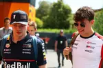 Foto zur News: Max Verstappen (Red Bull) und Oliver Bearman (Haas)