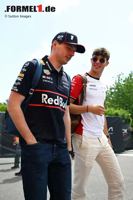 Foto zur News: Max Verstappen (Red Bull) und Oliver Bearman (Haas)