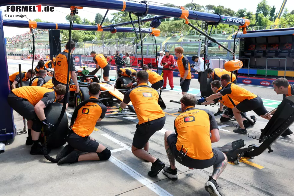 Foto zur News: McLaren-Mechaniker beim Boxenstopp-Training