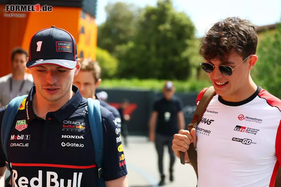 Foto zur News: Max Verstappen (Red Bull) und Oliver Bearman (Haas)