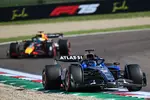 Foto zur News: Alexander Albon (Williams) und Max Verstappen (Red Bull)