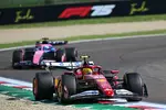 Foto zur News: Lewis Hamilton (Ferrari) und Pierre Gasly (Alpine)
