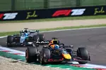 Foto zur News: Max Verstappen (Red Bull) und George Russell (Mercedes)