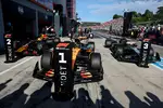 Foto zur News: Oscar Piastri (McLaren), Max Verstappen (Red Bull) und George Russell (Mercedes)