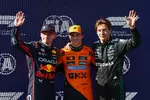 Foto zur News: Oscar Piastri (McLaren), Max Verstappen (Red Bull) und George Russell (Mercedes)