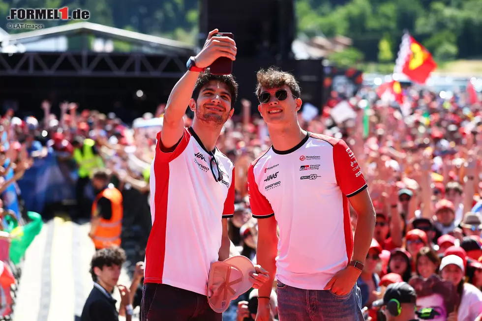 Foto zur News: Esteban Ocon (Haas) und Oliver Bearman (Haas)