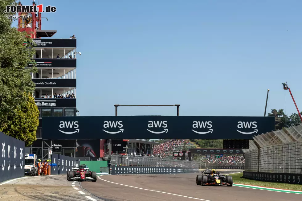 Foto zur News: Charles Leclerc (Ferrari) und Yuki Tsunoda (Red Bull)