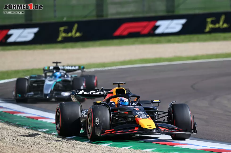 Foto zur News: Max Verstappen (Red Bull) und George Russell (Mercedes)