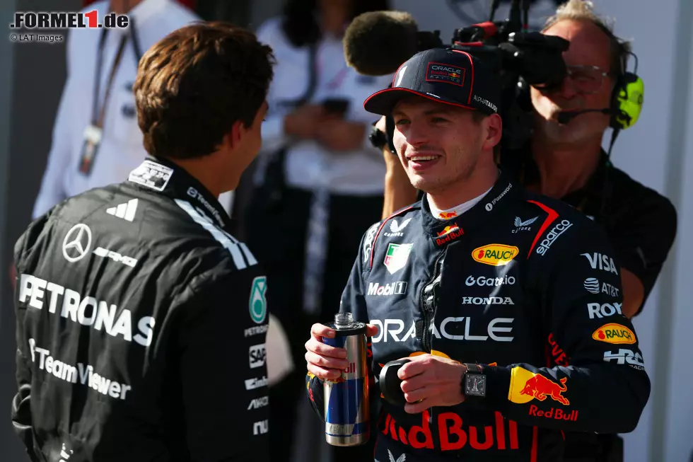 Foto zur News: George Russell (Mercedes) und Max Verstappen (Red Bull)