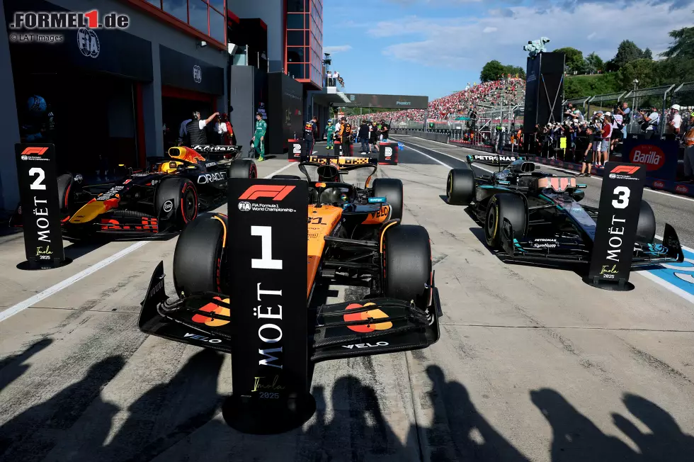Foto zur News: Oscar Piastri (McLaren), Max Verstappen (Red Bull) und George Russell (Mercedes)