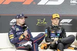 Foto zur News: Max Verstappen (Red Bull) und Oscar Piastri (McLaren)