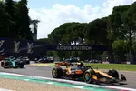 Foto zur News: Lando Norris (McLaren), Fernando Alonso (Aston Martin) und Carlos Sainz (Williams)