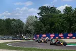 Foto zur News: Max Verstappen (Red Bull) und Oscar Piastri (McLaren)