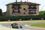 Foto zur News: Oliver Bearman (Haas) und Yuki Tsunoda (Red Bull)