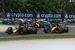 Foto zur News: Max Verstappen (Red Bull), Oscar Piastri (McLaren), George Russell (Mercedes) und Lando Norris (McLaren)