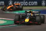 Foto zur News: Max Verstappen (Red Bull) und Oscar Piastri (McLaren)