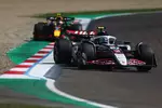 Foto zur News: Oliver Bearman (Haas) und Yuki Tsunoda (Red Bull)