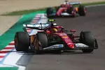 Foto zur News: Lewis Hamilton (Ferrari) und Charles Leclerc (Ferrari)