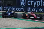 Foto zur News: Alexander Albon (Williams) und Charles Leclerc (Ferrari)