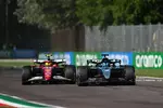 Foto zur News: George Russell (Mercedes) und Lewis Hamilton (Ferrari)