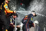 Foto zur News: Oscar Piastri (McLaren) und Max Verstappen (Red Bull)