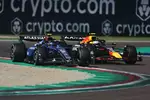 Foto zur News: Carlos Sainz (Williams) und Yuki Tsunoda (Red Bull)