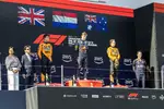Foto zur News: Lando Norris (McLaren), Max Verstappen (Red Bull) und Oscar Piastri (McLaren)