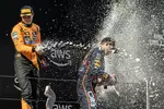Foto zur News: Oscar Piastri (McLaren) und Max Verstappen (Red Bull)
