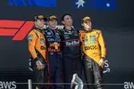 Foto zur News: Lando Norris (McLaren), Max Verstappen (Red Bull) und Oscar Piastri (McLaren)