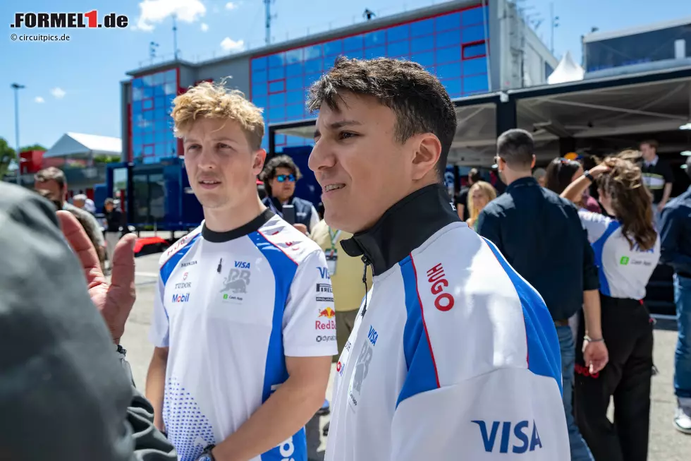 Foto zur News: Liam Lawson (Racing Bulls) und Isack Hadjar (Racing Bulls)