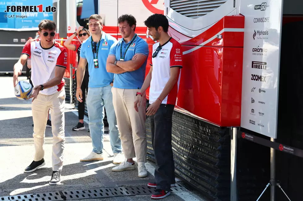 Foto zur News: Oliver Bearman (Haas) und Esteban Ocon (Haas)