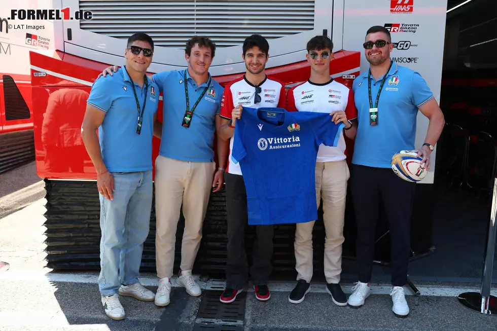 Foto zur News: Oliver Bearman (Haas) und Esteban Ocon (Haas)