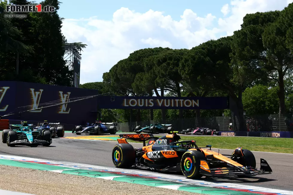 Foto zur News: Lando Norris (McLaren), Fernando Alonso (Aston Martin) und Carlos Sainz (Williams)