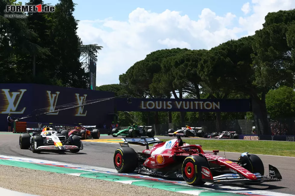 Foto zur News: Charles Leclerc (Ferrari) und Isack Hadjar (Racing Bulls)
