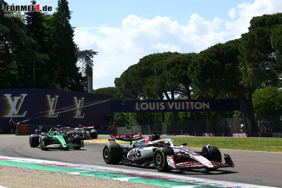Foto zur News: Esteban Ocon (Haas) und Nico Hülkenberg (Sauber)