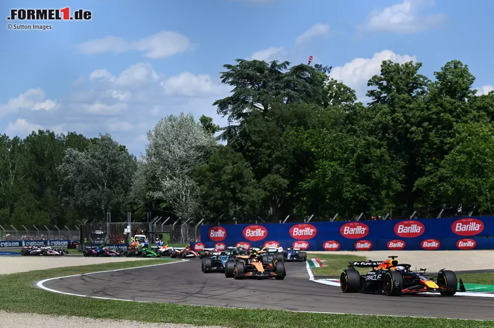 Foto zur News: Max Verstappen (Red Bull), Oscar Piastri (McLaren) und George Russell (Mercedes)