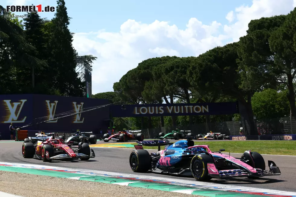 Foto zur News: Pierre Gasly (Alpine) und Charles Leclerc (Ferrari)