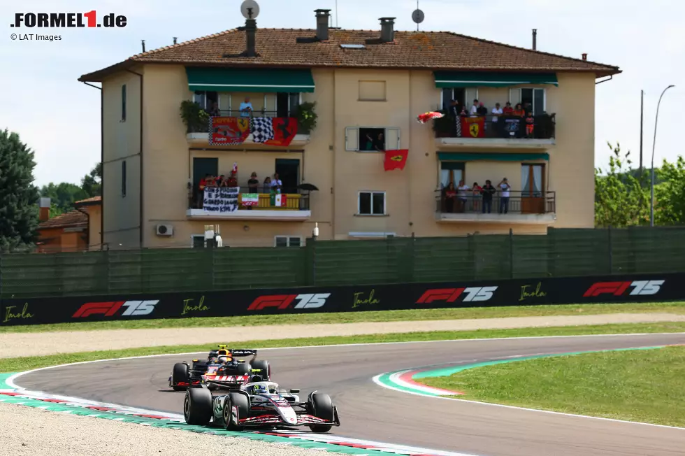 Foto zur News: Oliver Bearman (Haas) und Yuki Tsunoda (Red Bull)