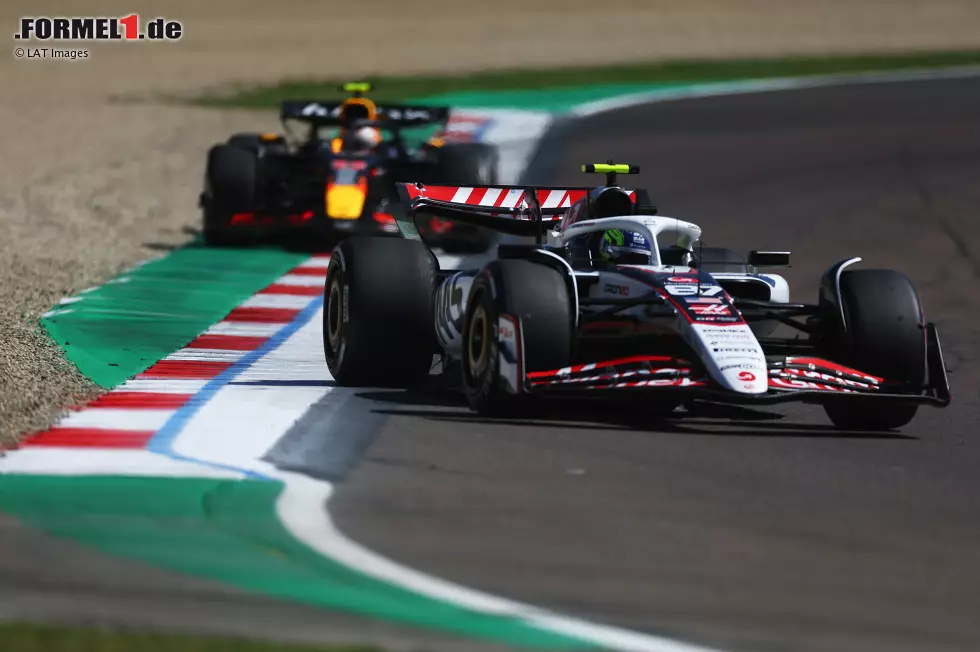 Foto zur News: Oliver Bearman (Haas) und Yuki Tsunoda (Red Bull)