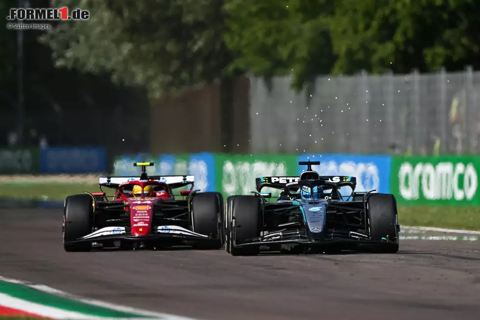 Foto zur News: George Russell (Mercedes) und Lewis Hamilton (Ferrari)