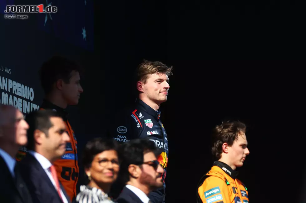 Foto zur News: Max Verstappen (Red Bull), Lando Norris (McLaren) und Oscar Piastri (McLaren)