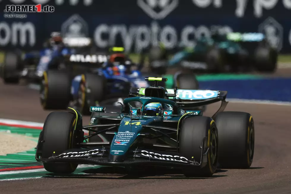 Foto zur News: Fernando Alonso (Aston Martin) und Carlos Sainz (Williams)