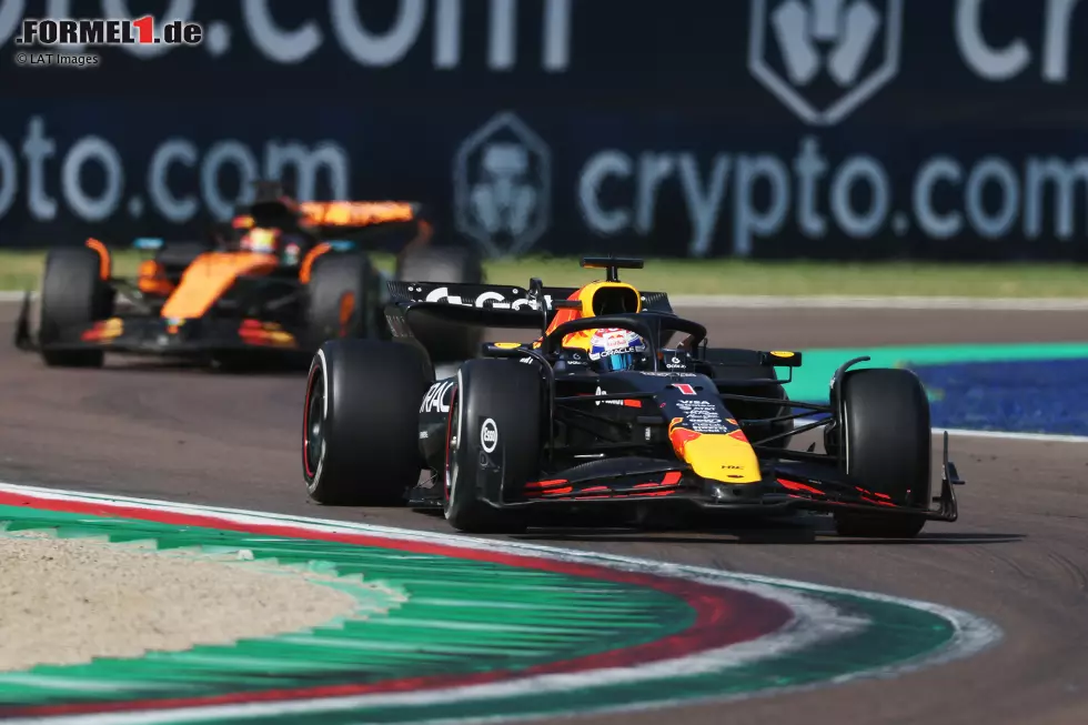 Foto zur News: Max Verstappen (Red Bull) und Oscar Piastri (McLaren)