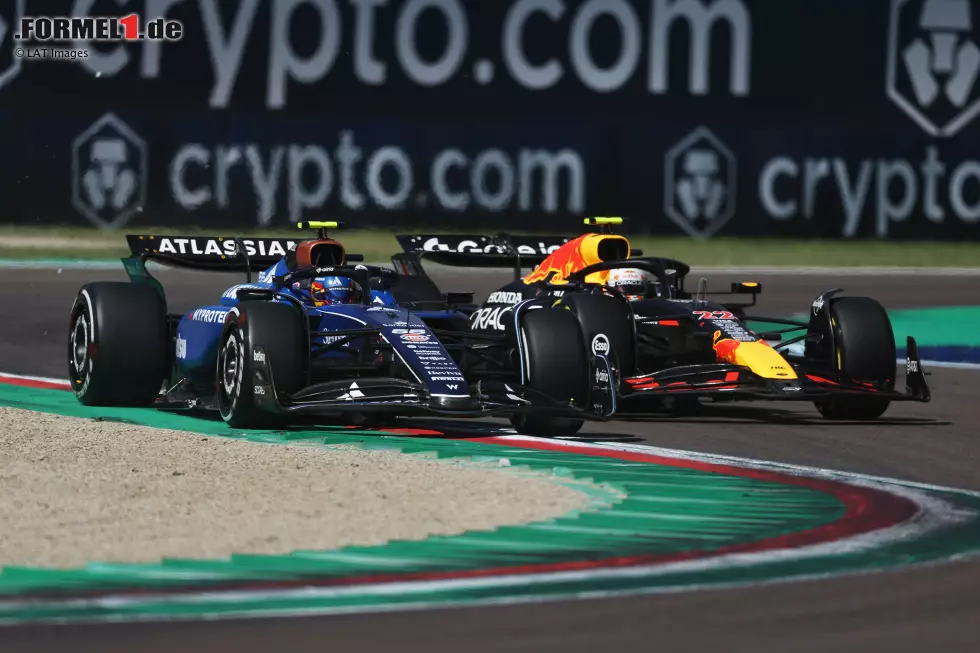 Foto zur News: Carlos Sainz (Williams) und Yuki Tsunoda (Red Bull)