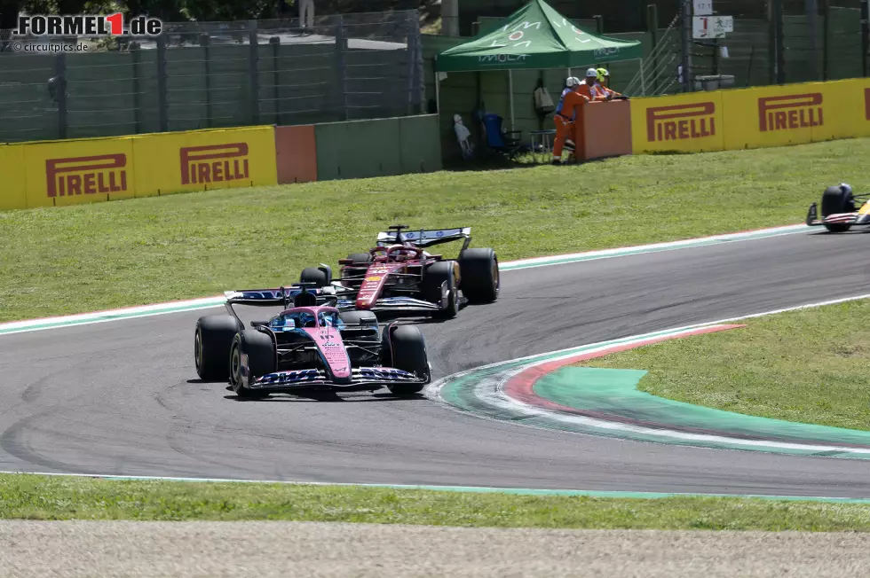 Foto zur News: Pierre Gasly (Alpine) und Charles Leclerc (Ferrari)