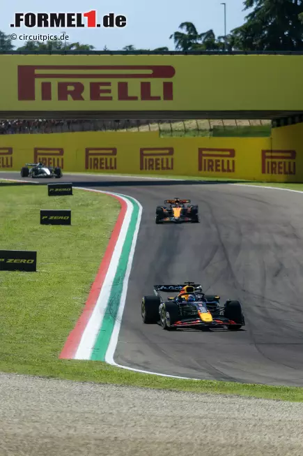 Foto zur News: Max Verstappen (Red Bull) und Oscar Piastri (McLaren)