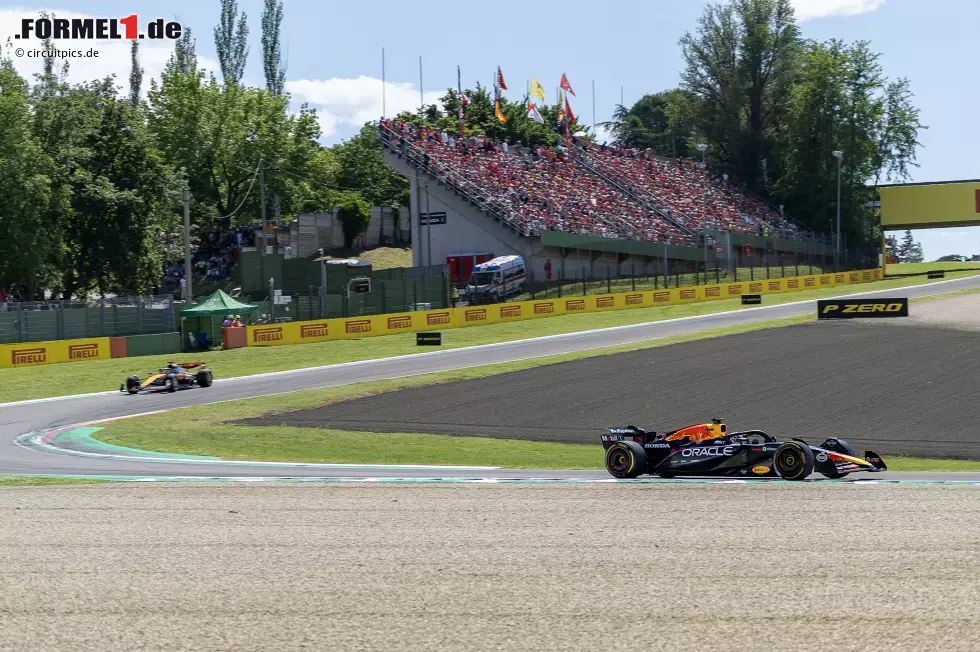 Foto zur News: Max Verstappen (Red Bull) und Oscar Piastri (McLaren)